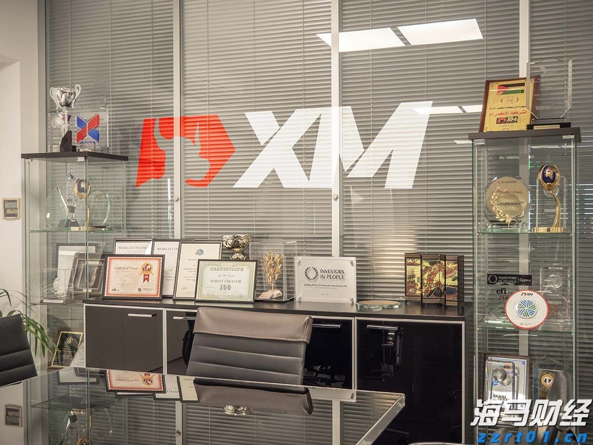  湛江钢铁零碳项目两大核心设备成功吊装就位